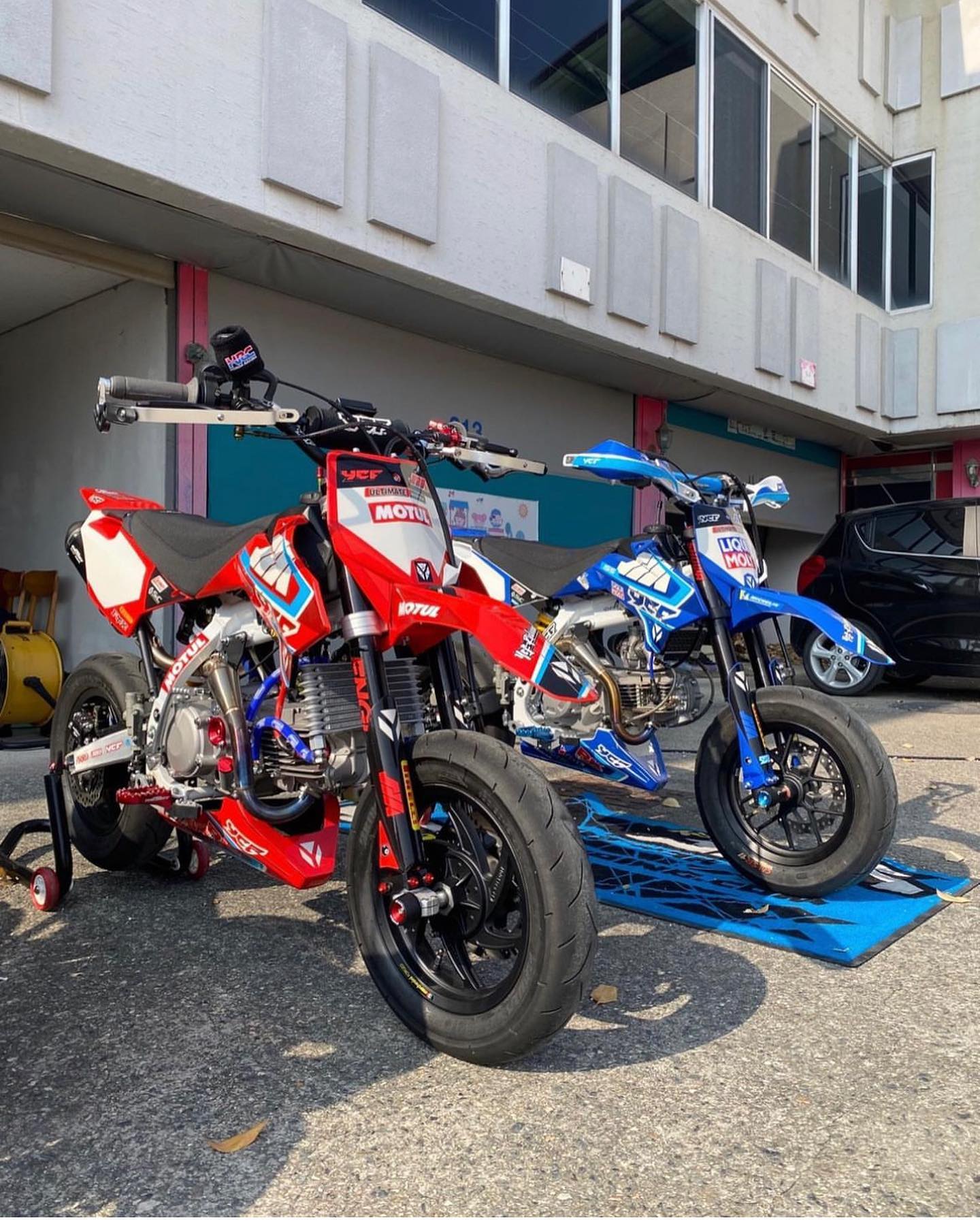 Difficult to make a choice ! ❤️💙
—
#ycf #supermoto #moto #motorcycle
