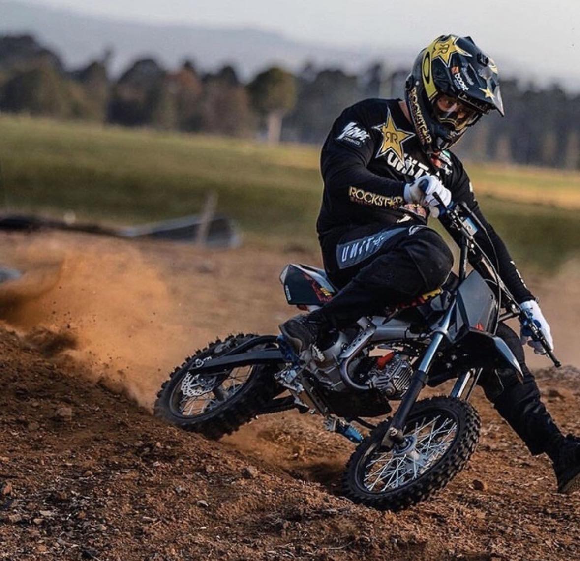 FULL THROTTLE ✊️ Heading for the weekend ! 😎
—
#ycf #moto #motorcycle #motocross