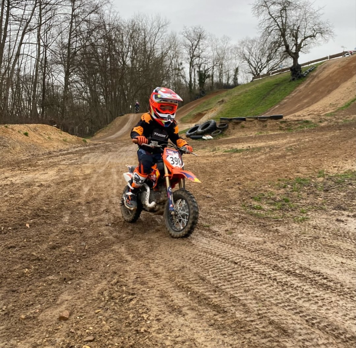Everyone’s having a great time on our bikes!  #50A
@maxence_mart398
—
#ycf #moto #motocross