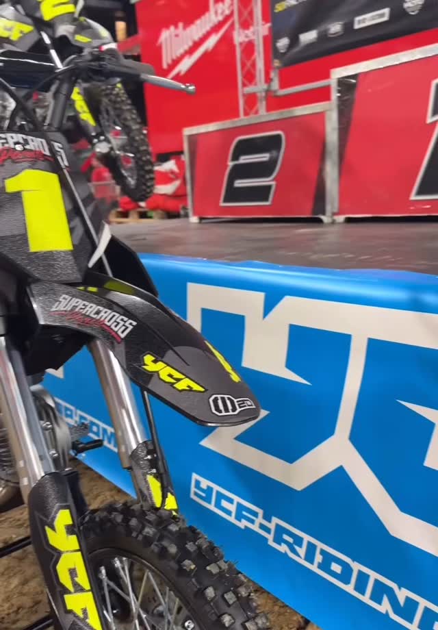 Bonjour 👋 @supercross_de_paris 
@ycf.france 
—
#ycf #supercross #moto